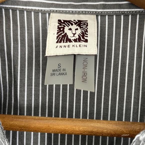 Anne Klein Women’s Pinstripe Blouse Structured Grey/White Size Small Non-Iron - Picture 2 of 6